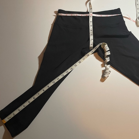 Lululemon- Wunder Under Crops (20”) - Picture 6 of 9